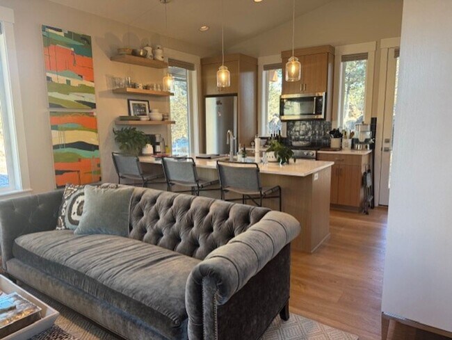 Building Photo - West Side Luxury living