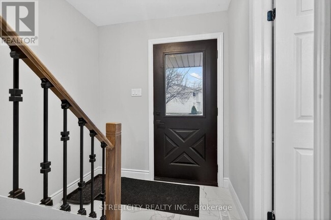 Building Photo - 137 Monmore Rd