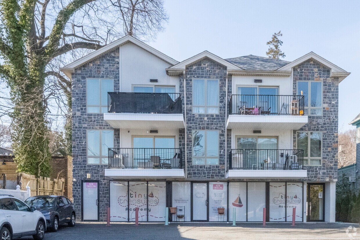 Primary Photo - 360 Van Duzer St