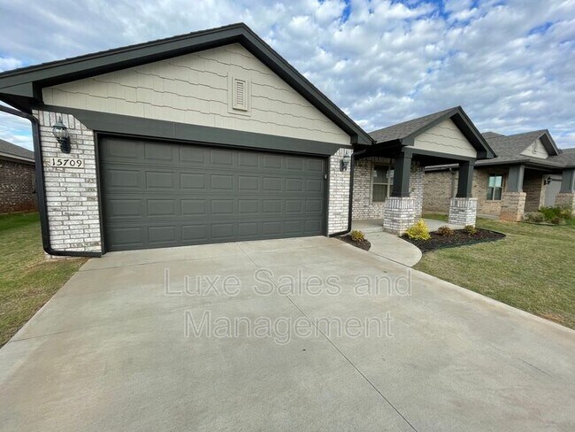 Foto del edificio - 15709 Gunnison Dr