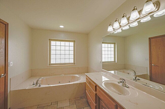 Foto del edificio - 3 - Bedroom 2 - Bath with 2 - Car Garage