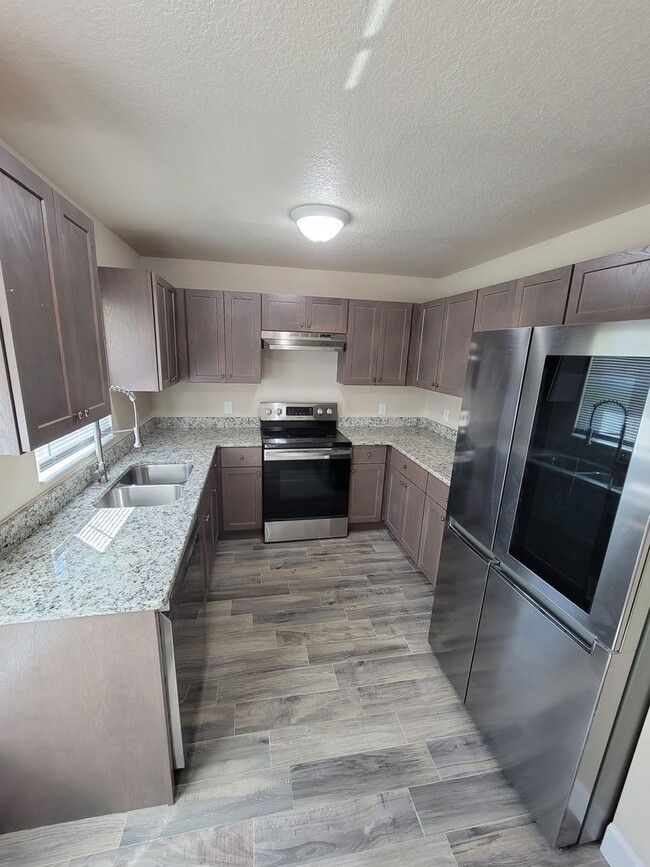 Building Photo - BRAND NEW 3/2 Townhome in Lakeside!!!!