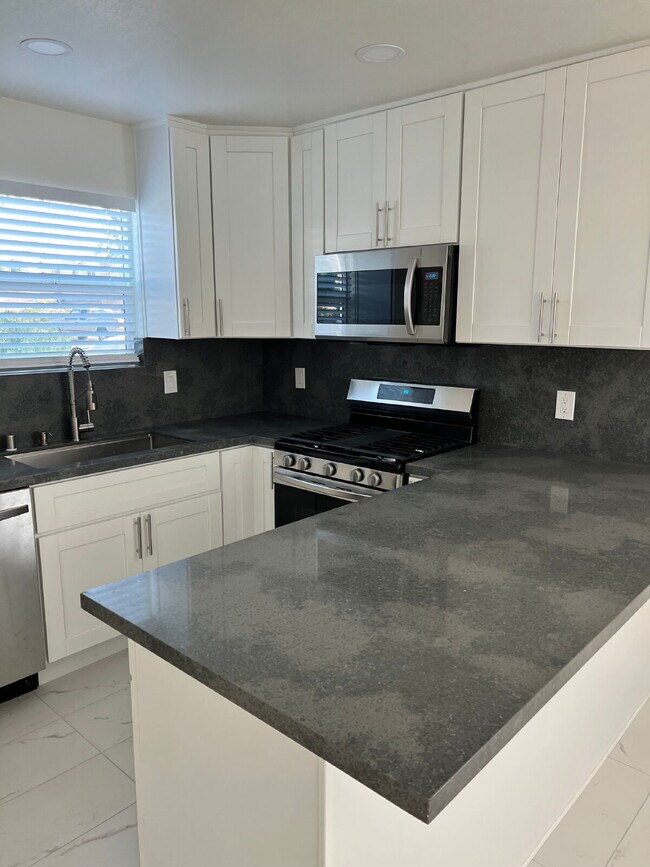 Foto del edificio - $2,650 - 2 Bed 1 Bath House in San Diego