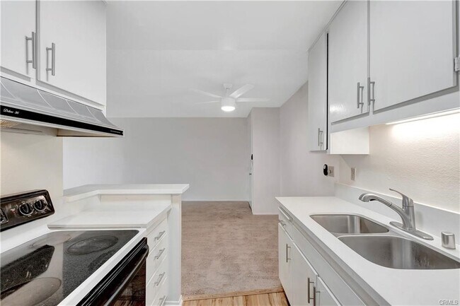 Foto del edificio - 564 N Bellflower Blvd