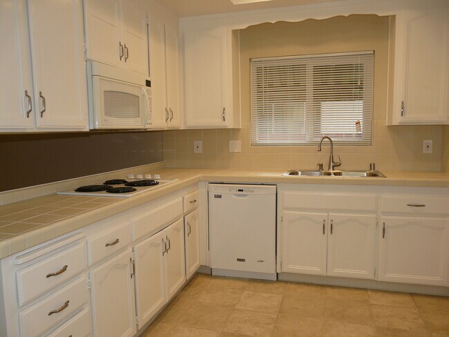 Building Photo - Charming 4 Bedroom 2 Bathroom Home in the ...