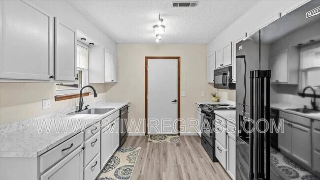 Foto del edificio - 214 Brookside Ln