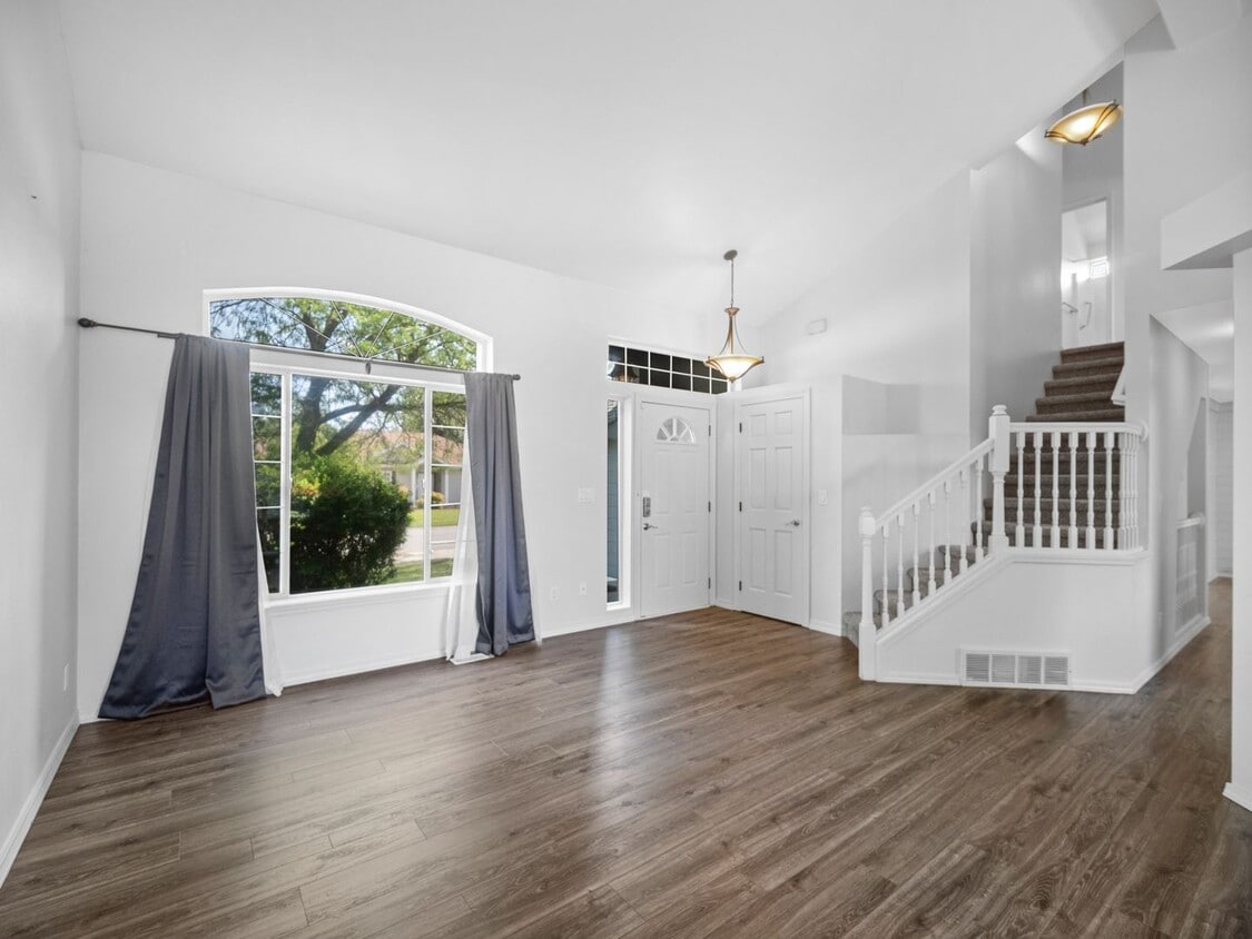 Foto principal - 4bedroom/3bath w/Garage/washer/dryer/fence...