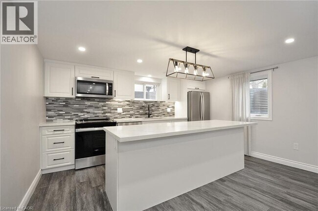 Photo du bâtiment - 83 Burbank Rd