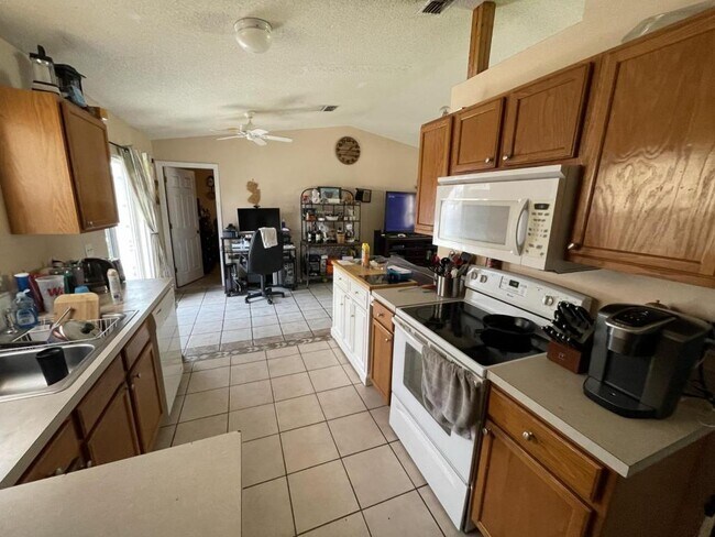 Building Photo - 724 Versailles Lane