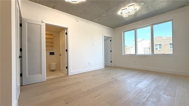 Building Photo - 12-16 30th Ave.