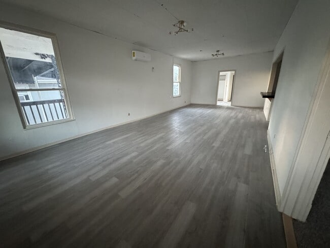 Building Photo - 621 E Harris Ave