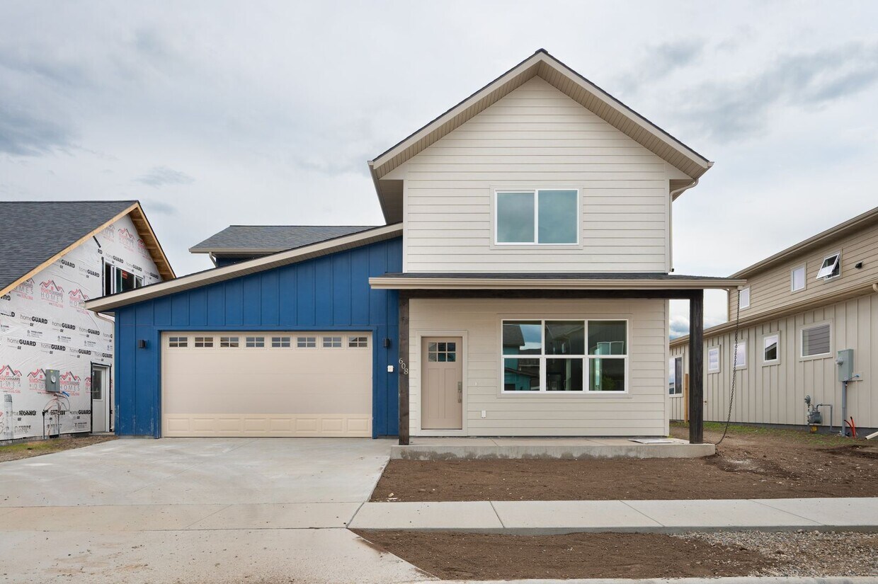 Primary Photo - Stunning 4 bed, 3 bath - Corner Lot