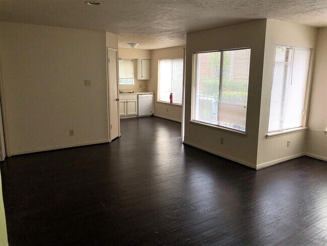 Building Photo - 12400 Overbrook Ln