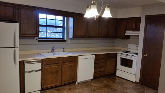 Building Photo - 1611 Lakewood Dr