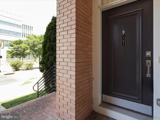 Foto del edificio - 2409 Richmond Hwy