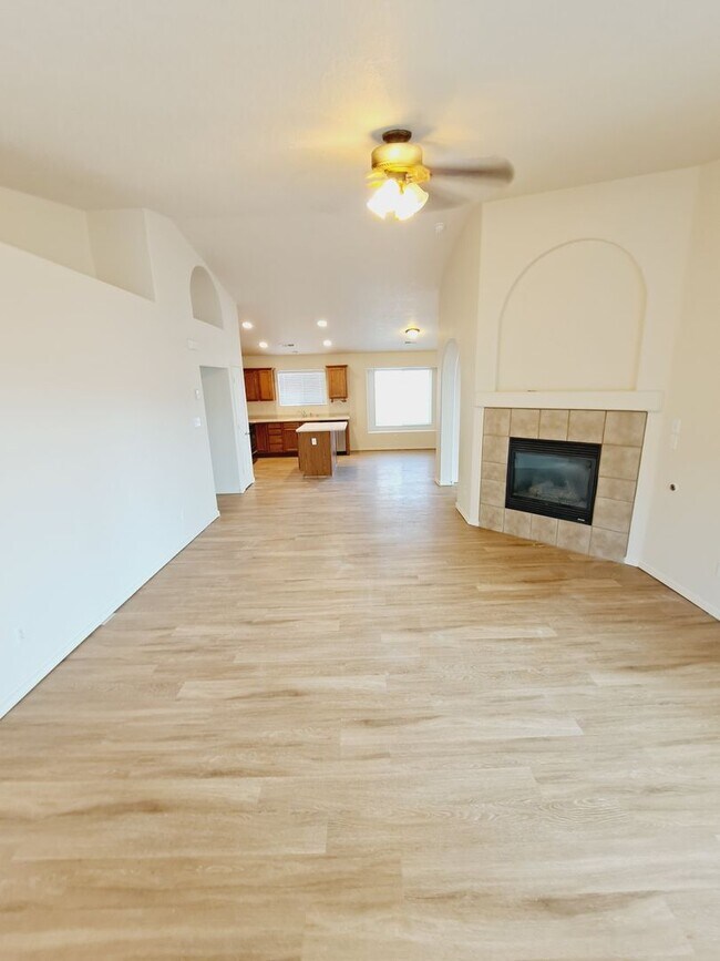 Foto del edificio - 4 bed home available in Huning Ranch! MOVE IN SPECIAL! 1/2 OFF 1ST MONTHS RENT