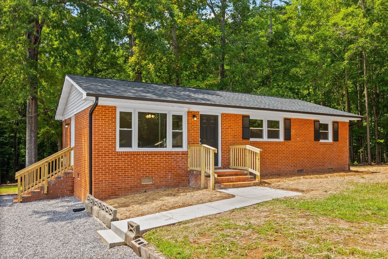 Primary Photo - Minutes to Downtown Fort Mill - Renovated ...
