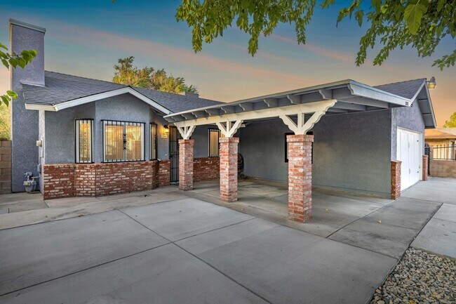 Building Photo - 3 Bedroom Single Family Home in Palmdale. ...