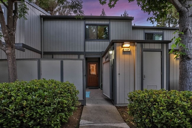 Building Photo - 1424 Ashwood Dr