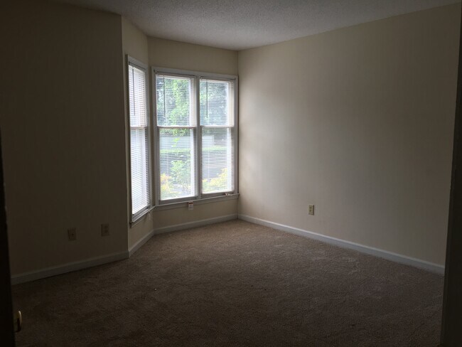 Foto del edificio - ONE LEVEL CONDO NEAR REX HOSPITAL -Firepla...