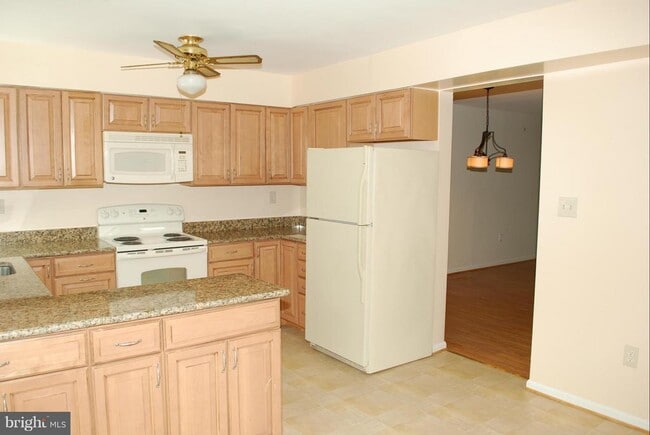 Building Photo - 2500 S Walter Reed Dr