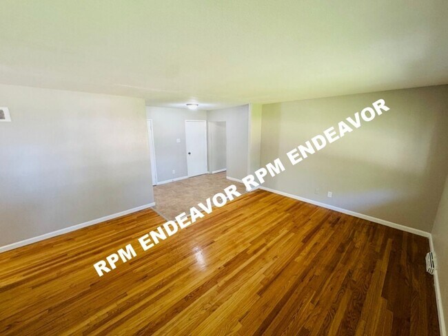 Foto del edificio - Just Hit the Market — Spacious Layout + Basement Space in St. Louis, Housing Choice Voucher Accep...