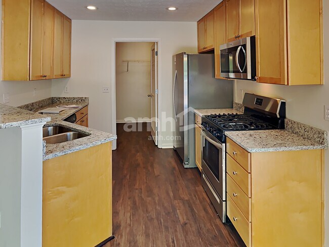 Foto del edificio - 419 Creekside Ln