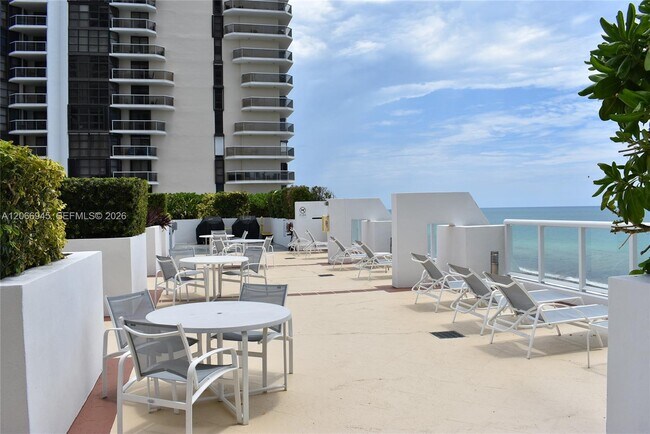 Foto del edificio - 6365 Collins Ave