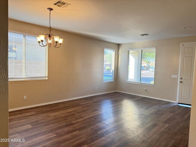 Foto del edificio - 4544 N 129th Ave