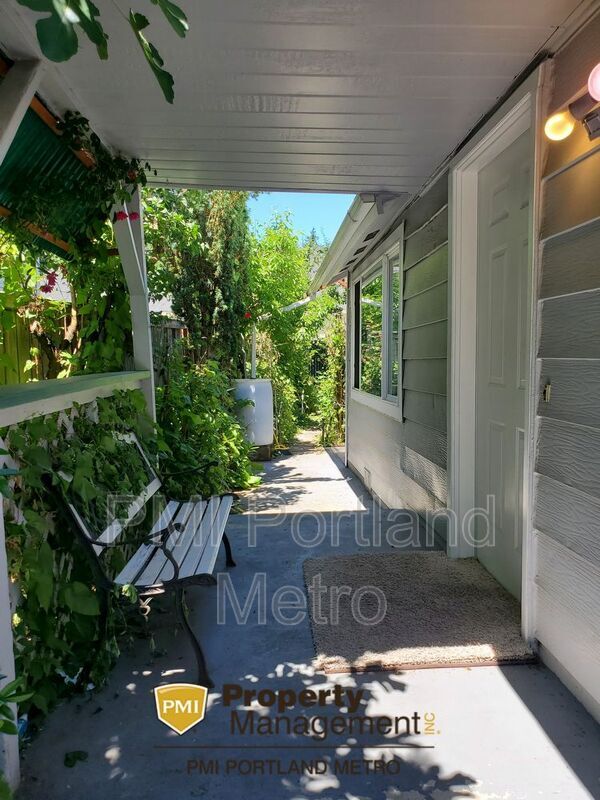 Building Photo - 2050 SE 141st Ave