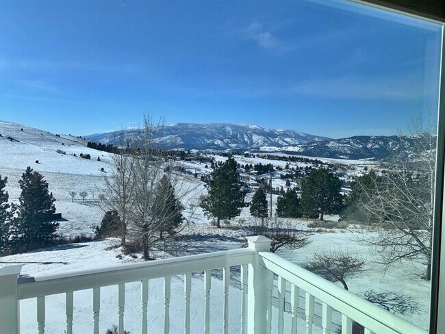 Foto del edificio - Welcoming 5 bed 3.5 bath South Hills Home