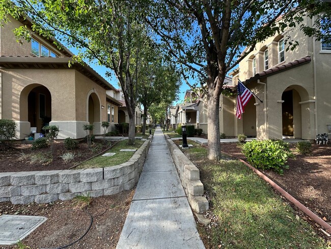 Building Photo - Beautiful 3 Bedroom, 2.5 Bath Mountain Hou...