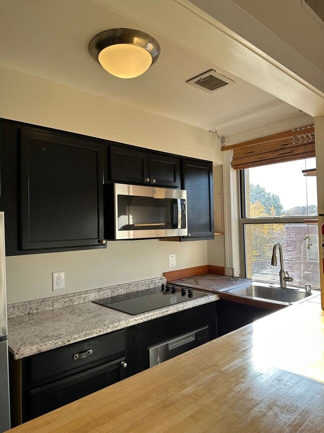 Building Photo - Historic Capitol Hill One Bedroom W/Open F...