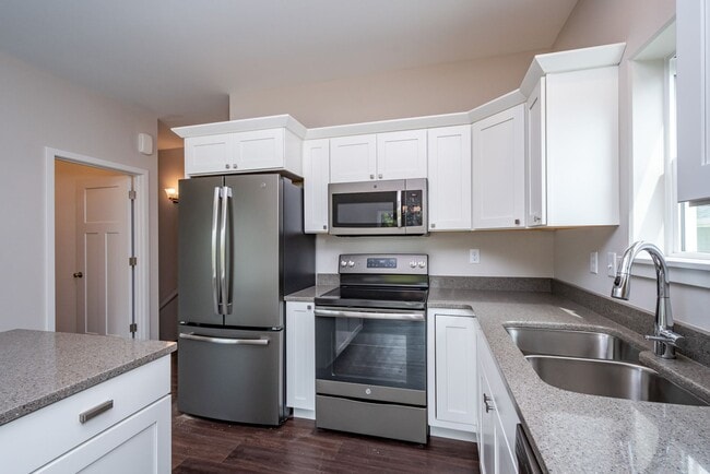 Building Photo - 4 bed 3 bath East side Iowa city!