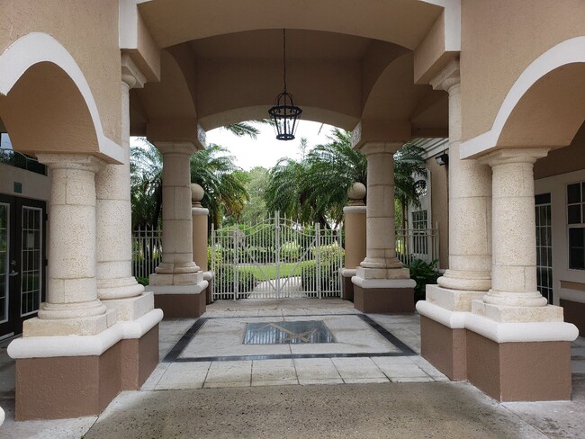 Foto del edificio - 14013 Fairway Island Dr