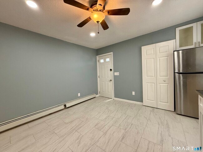 Building Photo - 8 Scott St