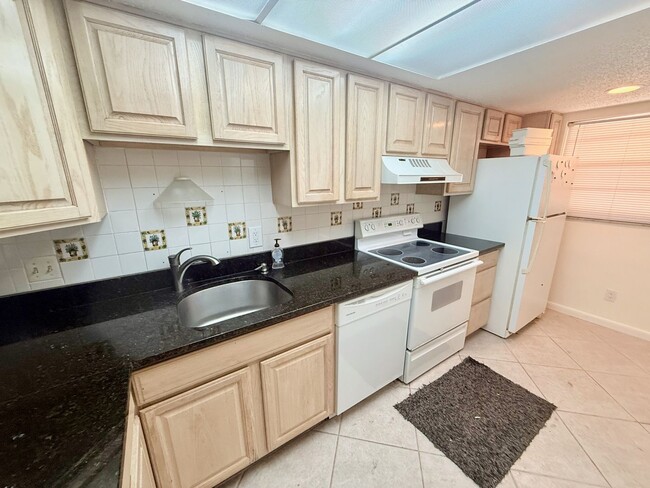 Building Photo - 2 bed 1 bath condo close to Siesta Key
