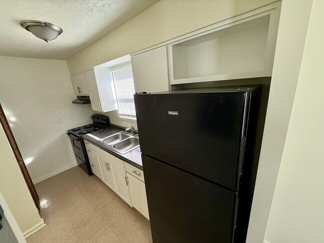 Building Photo - Discover your new home in a 1-BR, 1-BA apartment where convenience meets comfort.