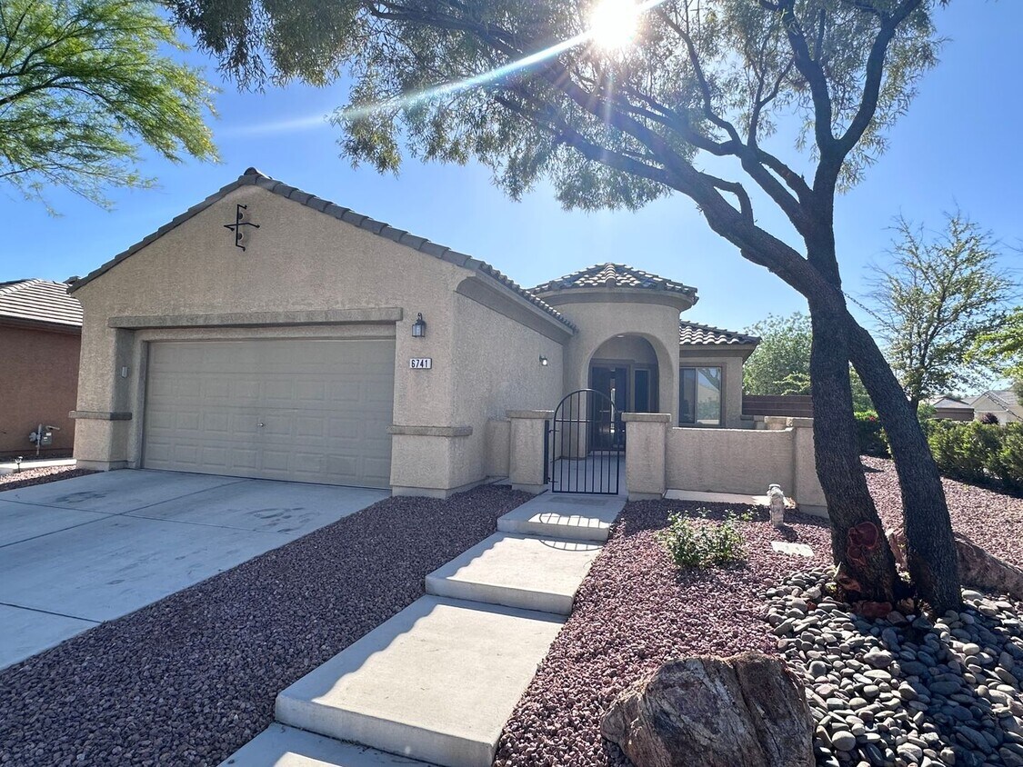 Foto principal - Single Story 3 Bed/2 Bathroom Home