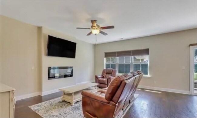 Foto del edificio - Beautiful 4 Bedroom, 3 Bathroom Home in Th...