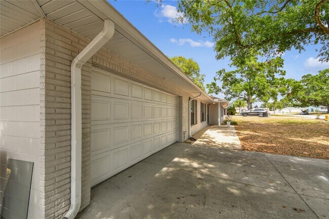 Building Photo - 1102 Shadowbrook Dr N