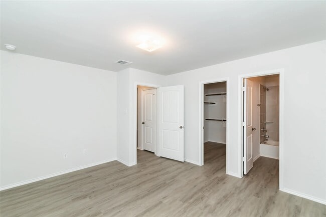 Foto del edificio - 25393 Claremont Hills Ln