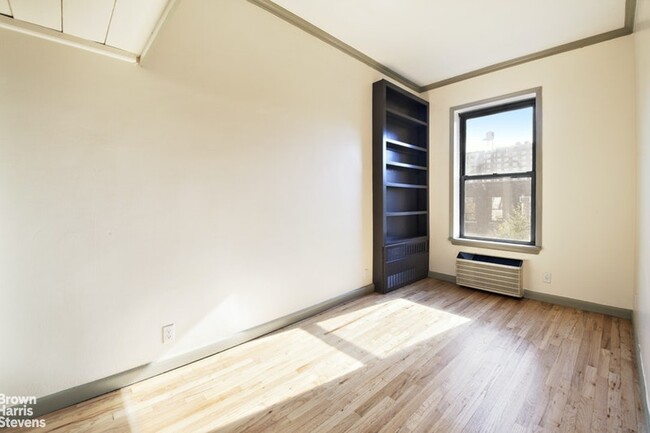 Building Photo - SUNNY PARK BLOCK BROWNSTONE ONE BEDROOM