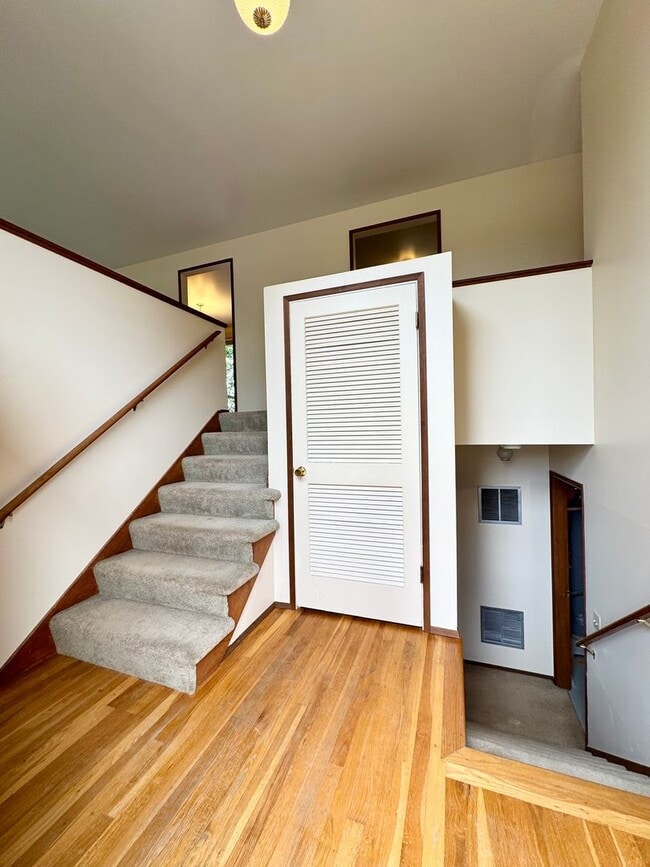 Building Photo - Bellevue Home