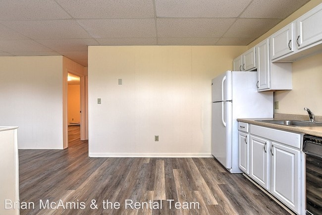 Building Photo - 800 Crestview Dr