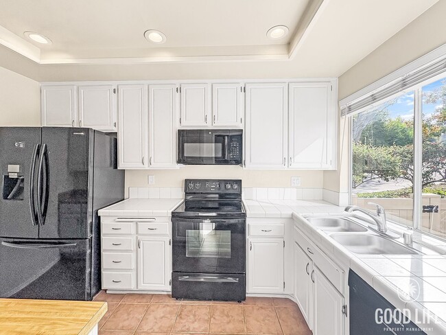 Building Photo - Beautiful 2B/2BA Townhouse with Attached 2...