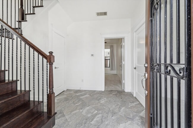 Photo - 830 W 19th St House