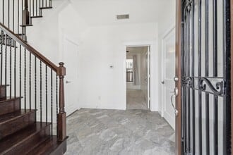 Building Photo - 830 W 19th St