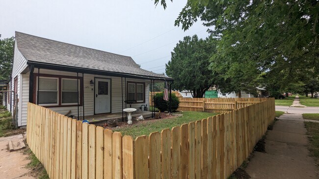 Privacy fence surrounding the yard. - 601 S Richmond Ave