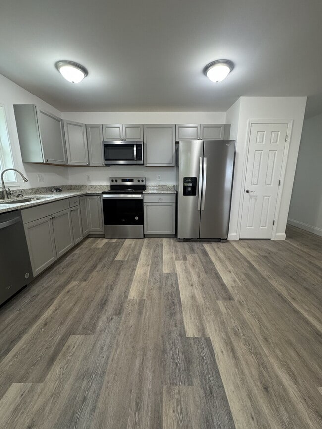 Building Photo - "Charming 3-Bedroom Retreat with 2 Full Ba...